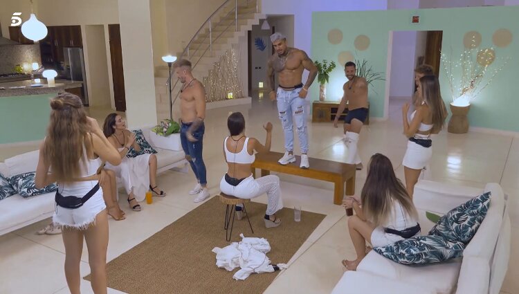 Julián hace un striptease a Fani Carbajo | Foto: Telecinco.es