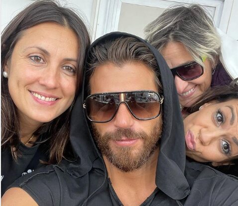 Can Yaman con unas compañeras de trabajo/ Foto: Instagram