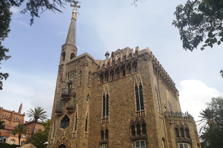 Vista frontal de la Torre Bellesguard de Barcelona