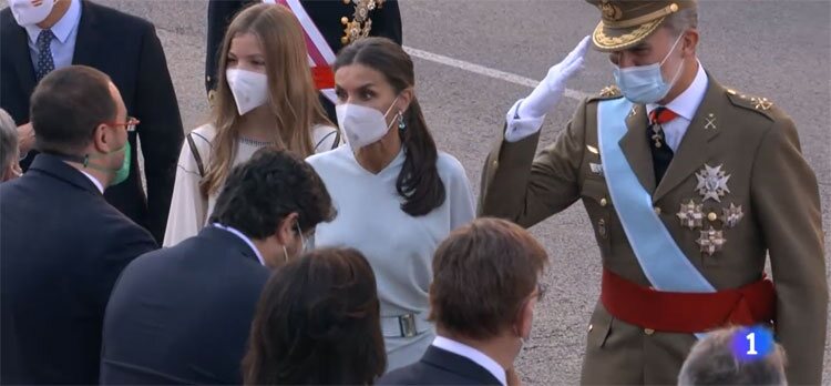 La Reina Letizia hablando con el Presidente de Asturias