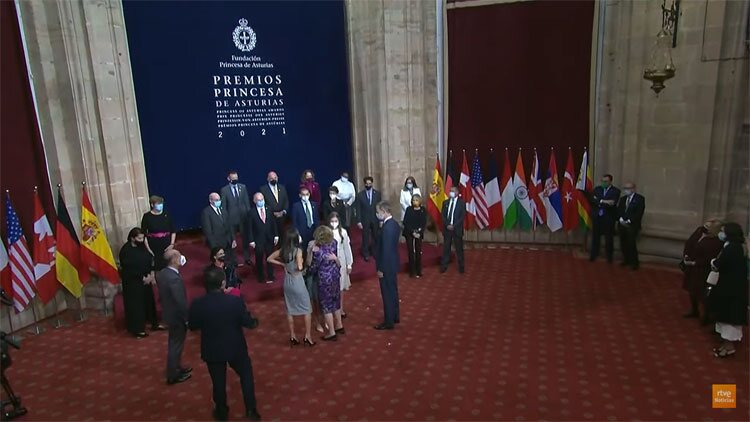 La Reina Sofía y la Princesa Leonor se saludan con mucho cariño