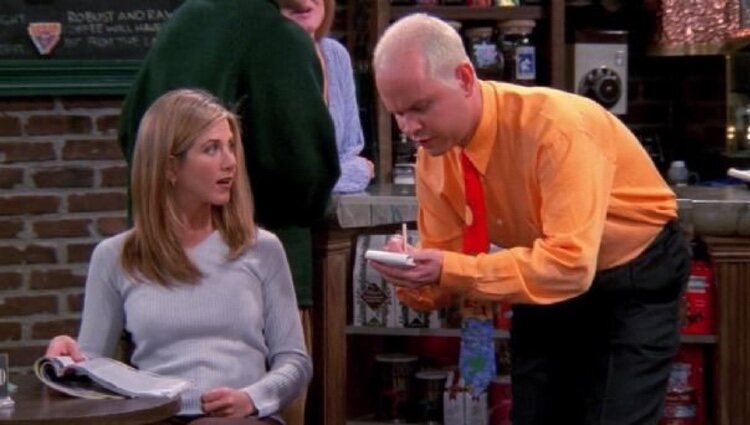 James Michael Tyler con Jennifer Aniston en una escena de 'Friends'