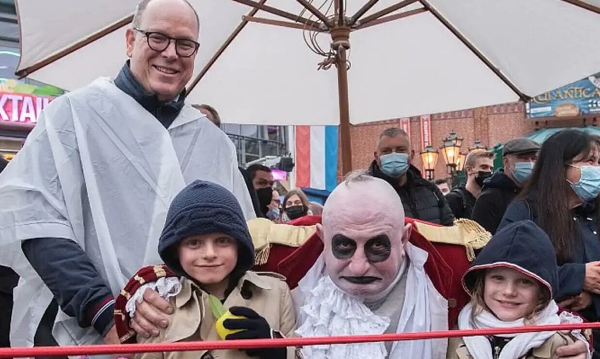 Alberto de Mónaco con sus dos hijos en un parque temático/ Foto: Instagram