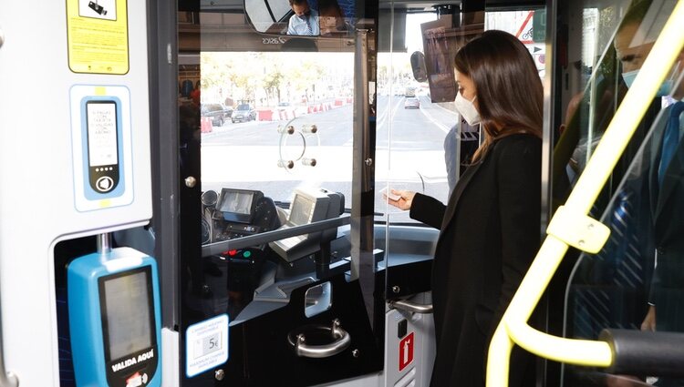 Los Reyes Felipe y Letizia entrando a un bus de la línea 001