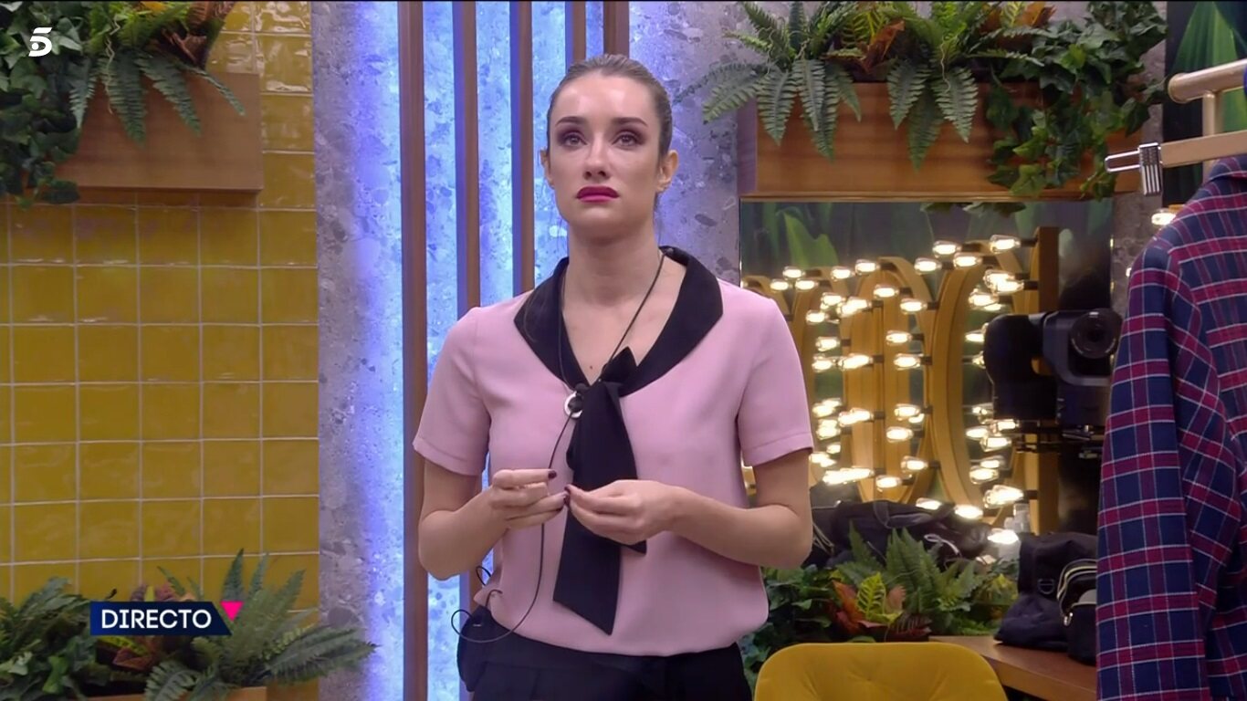 Adara en el baño tras irse del salón / Telecinco.es