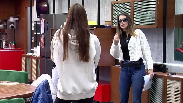 Adara y Cristina discutiendo por hacer la compra / Telecinco.es