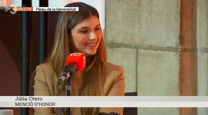 Candela Otero recoge un premio en honor a su madre, Julia Otero/ Foto: TV3