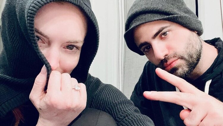 Lindsay Lohan luciendo su anillo de compromiso junto con su novio Bader Shammas / Foto: Instagram