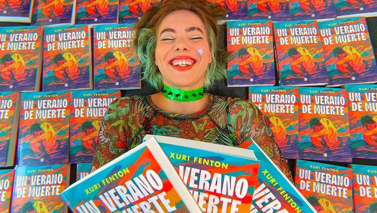 Xuri Fenton posa con algunos ejemplares de su libro