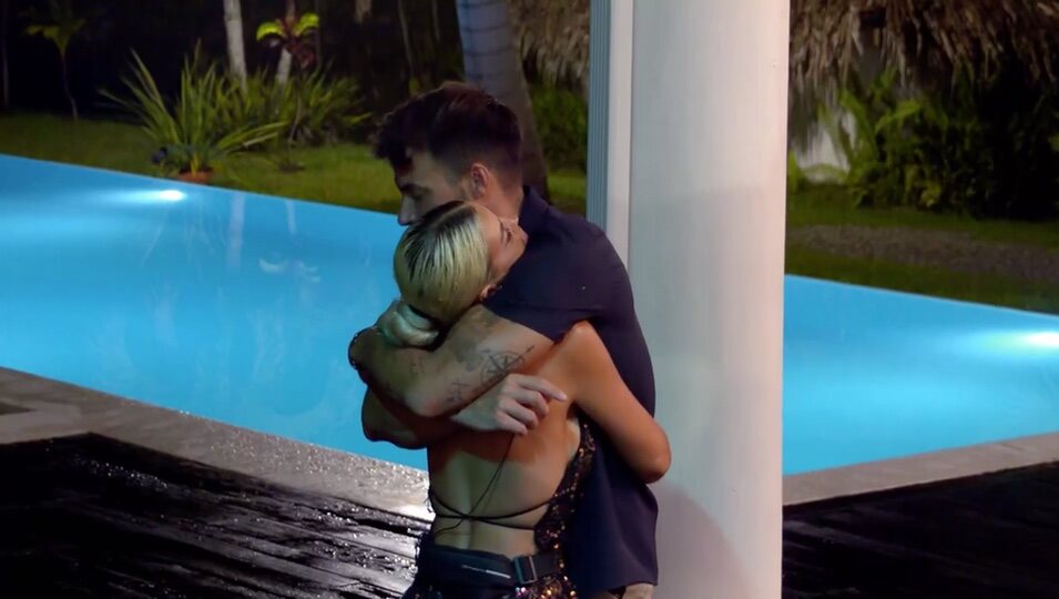 Gabriella y Montoya se funden en un abrazo de reconciliación/Foto: telecinco.es 