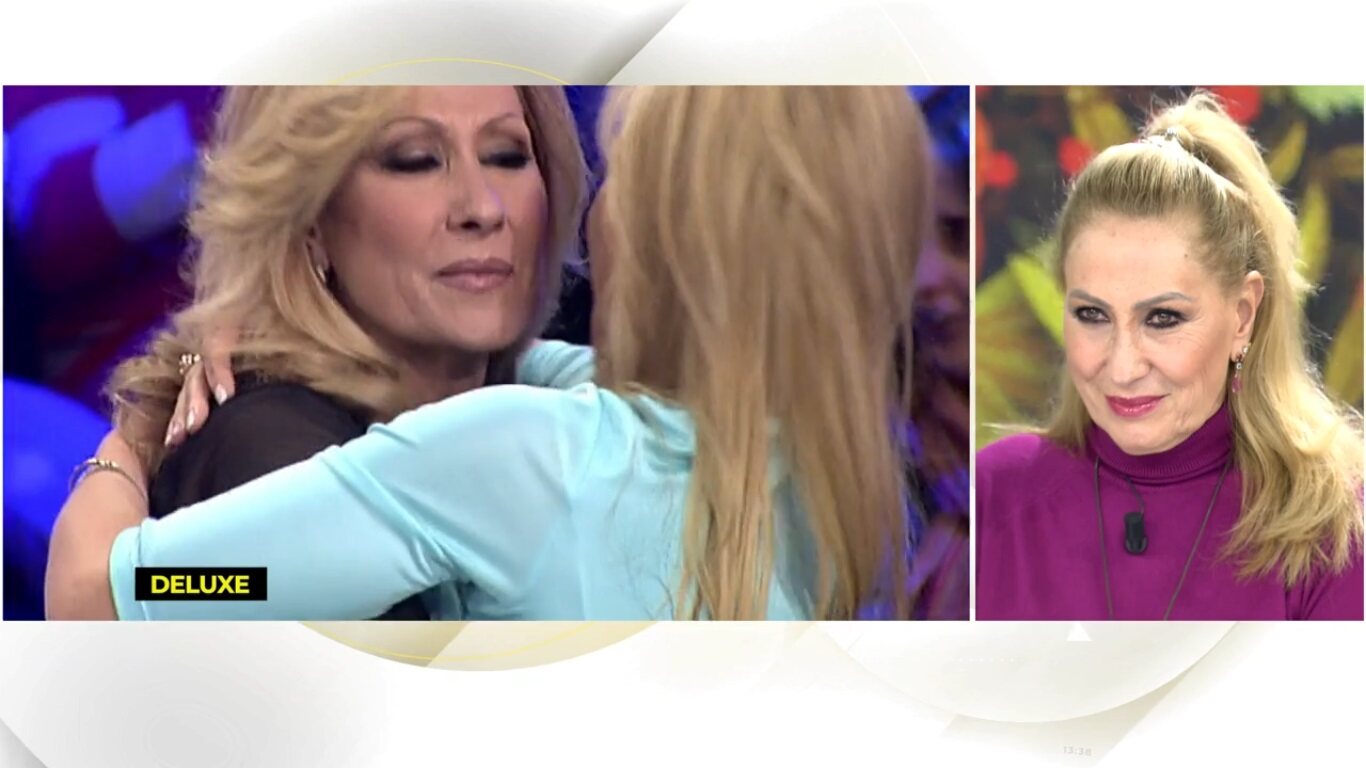 Rosa Benito sonriendo al ver sus imágenes con Belén Esteban / Telecinco.es