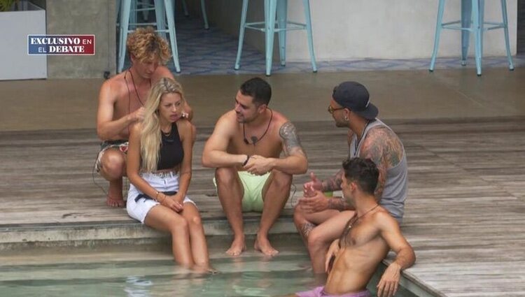 Sandra Férriz hablando con los solteros en la piscina / Foto: Telecinco.es