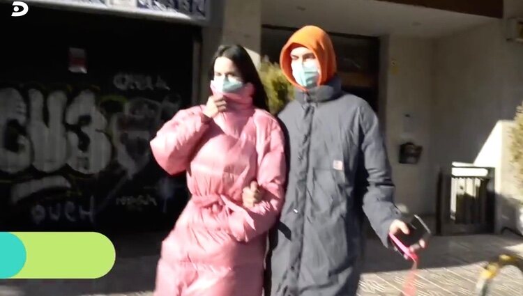 María Iborra saliendo de casa de Verónica Forqué | Foto: telecinco.es