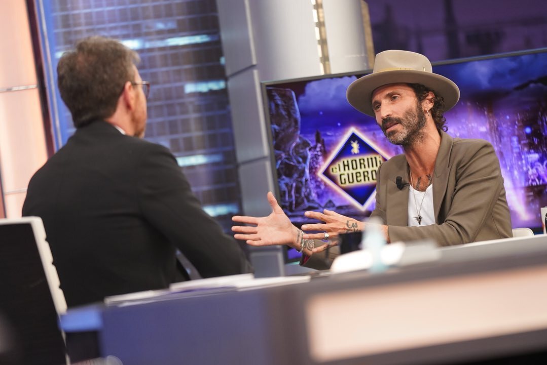 Leiva hablando con Pablo Motos en 'El Hormiguero'/ Foto: Antena 3