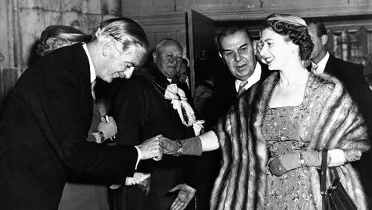 Anthony Eden saludando a la Reina Isabel II | Flickr