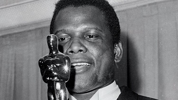 Sidney Poitier con su Oscar