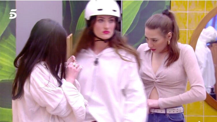 El momento en el que Carmen pasa sin rozar a Nissy | Foto: telecinco.es