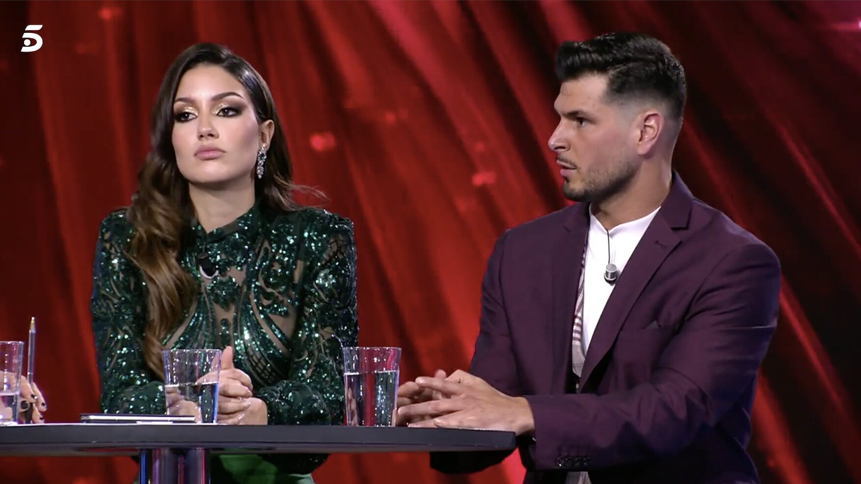 Tania y Alejandro en el plató del debate de 'La isla de las tentaciones'/ Foto: telecinco.es