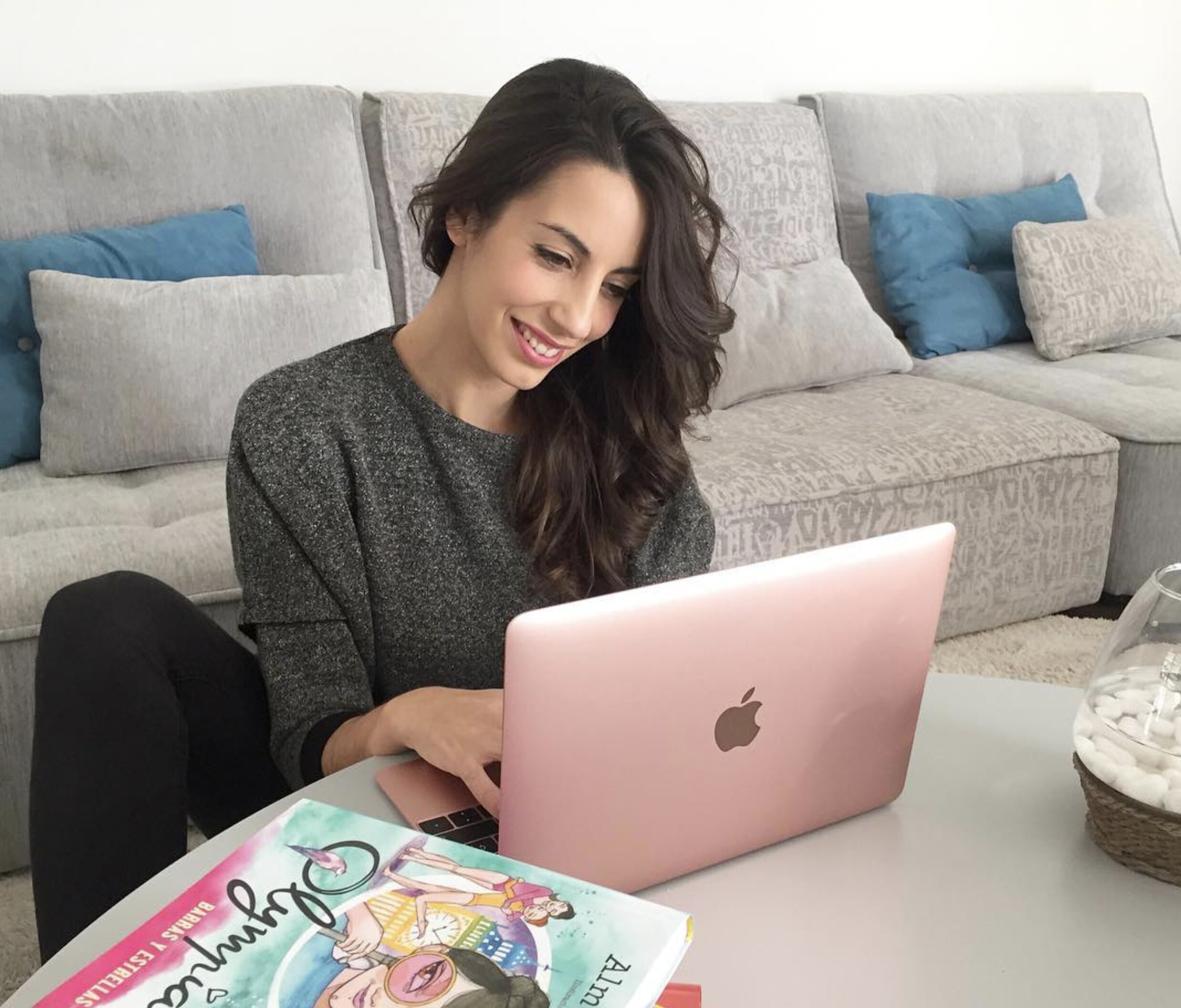 Almudena Cid trabajando en uno de sus libros/ Foto: Instagram