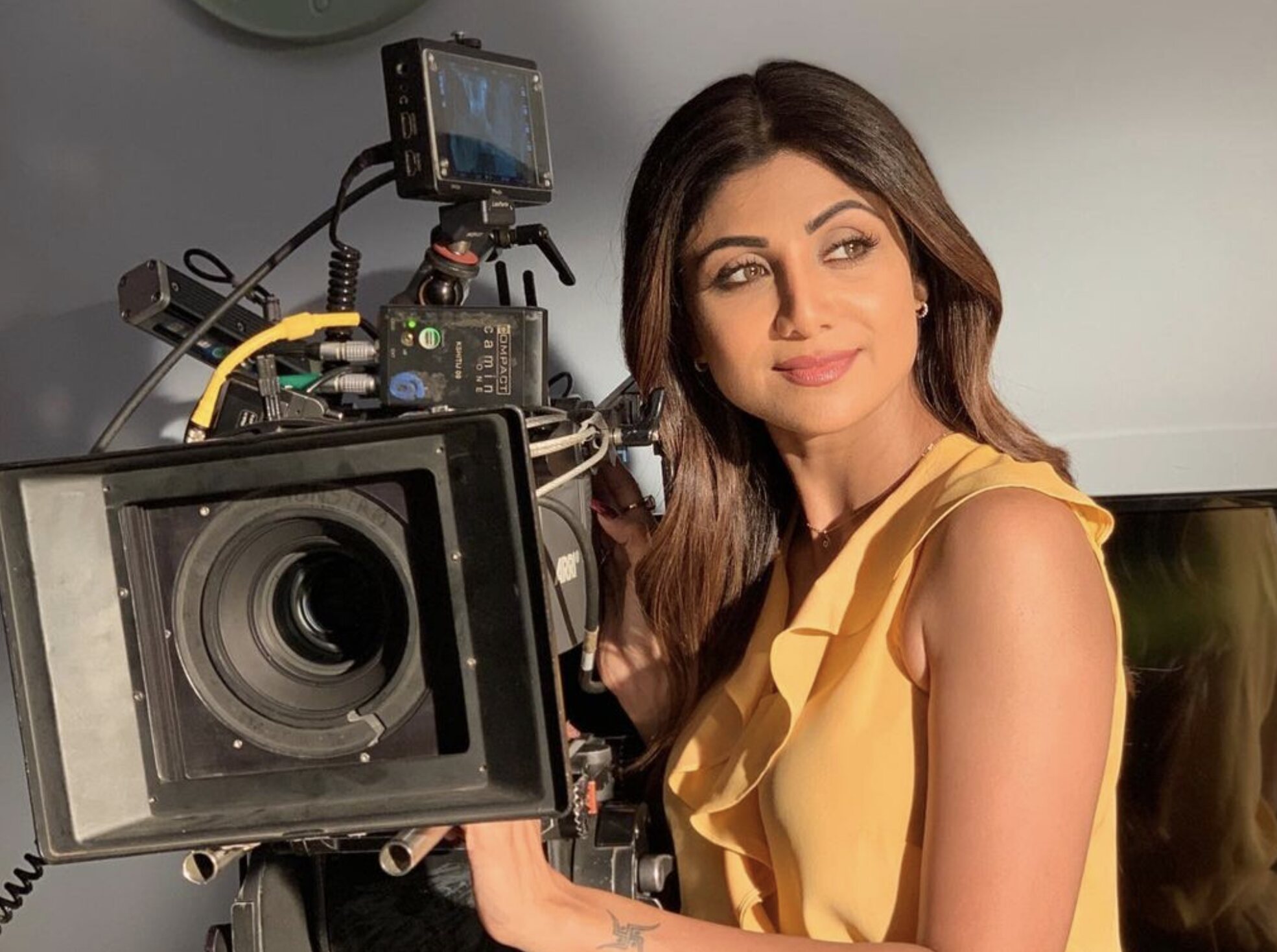 Shilpa Shetty junto a una cámara/ Foto: Instagram