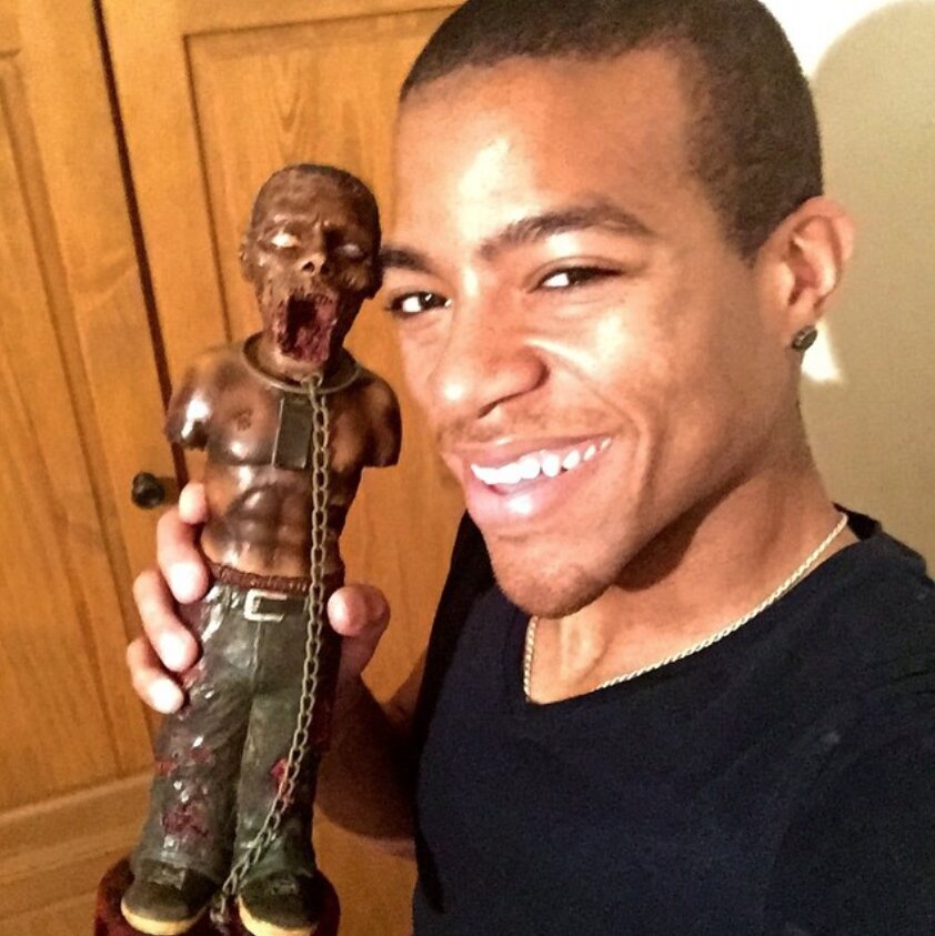 Moses J. Moseley con una figura de su personaje en 'The walking dead'/ Foto: Instagram