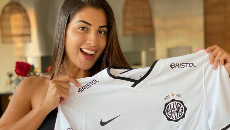 Cristina 'Vita' Aranda con una camisa del Olimpia / Foto: Instagram