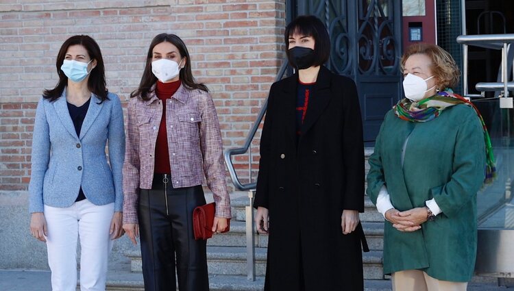 La Reina Letizia junto a las autoridades que la recibieron en su llegada al acto