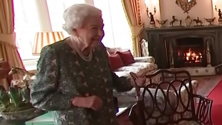 Isabel II de Inglaterra esperando a los invitados a la audiencia