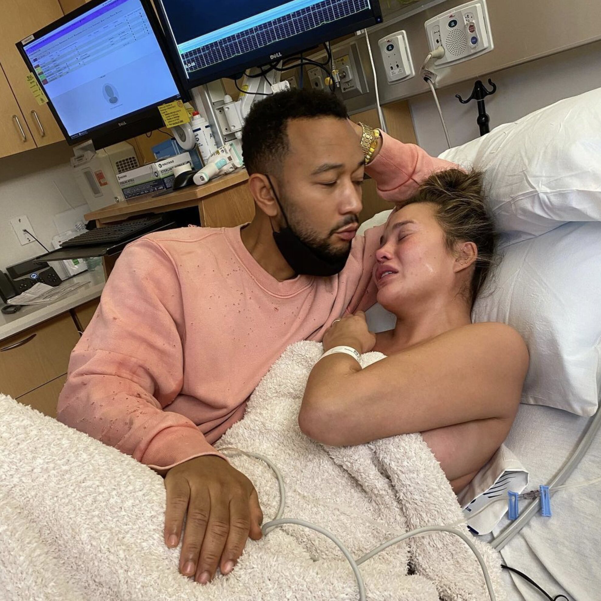 Chrissy Teigen con su marido tras su aborto/ Foto: Instagram