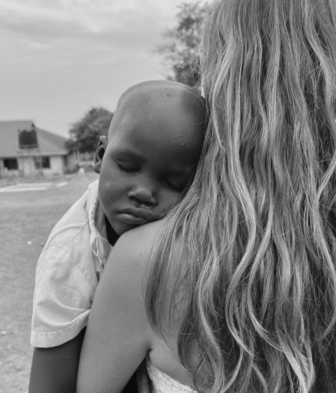 Alba Díaz con uno de los niños del orfanato/ Foto: Instagram