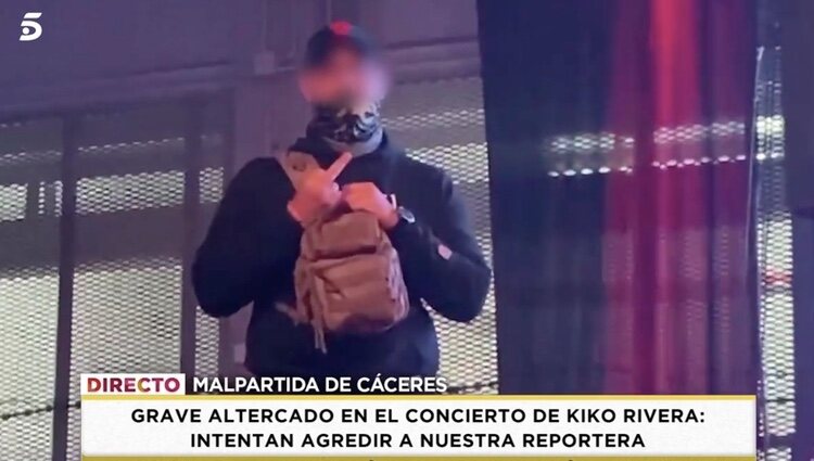 El equipo de seguridad haciendo la peineta | Foto: telecinco.es