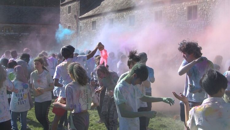 Alumnos celebrando el festival Holi