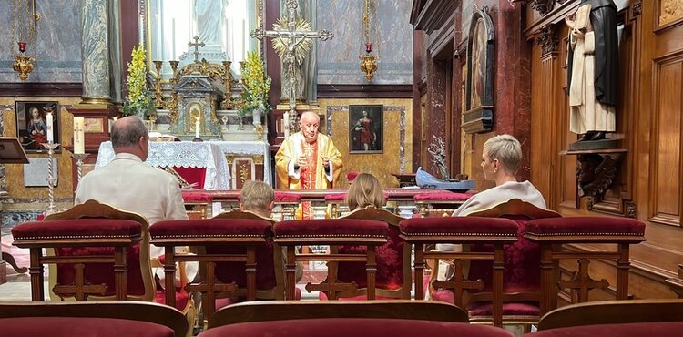 Alberto y Charlene de Mónaco con sus hijos en la Misa del Domingo de Pascua