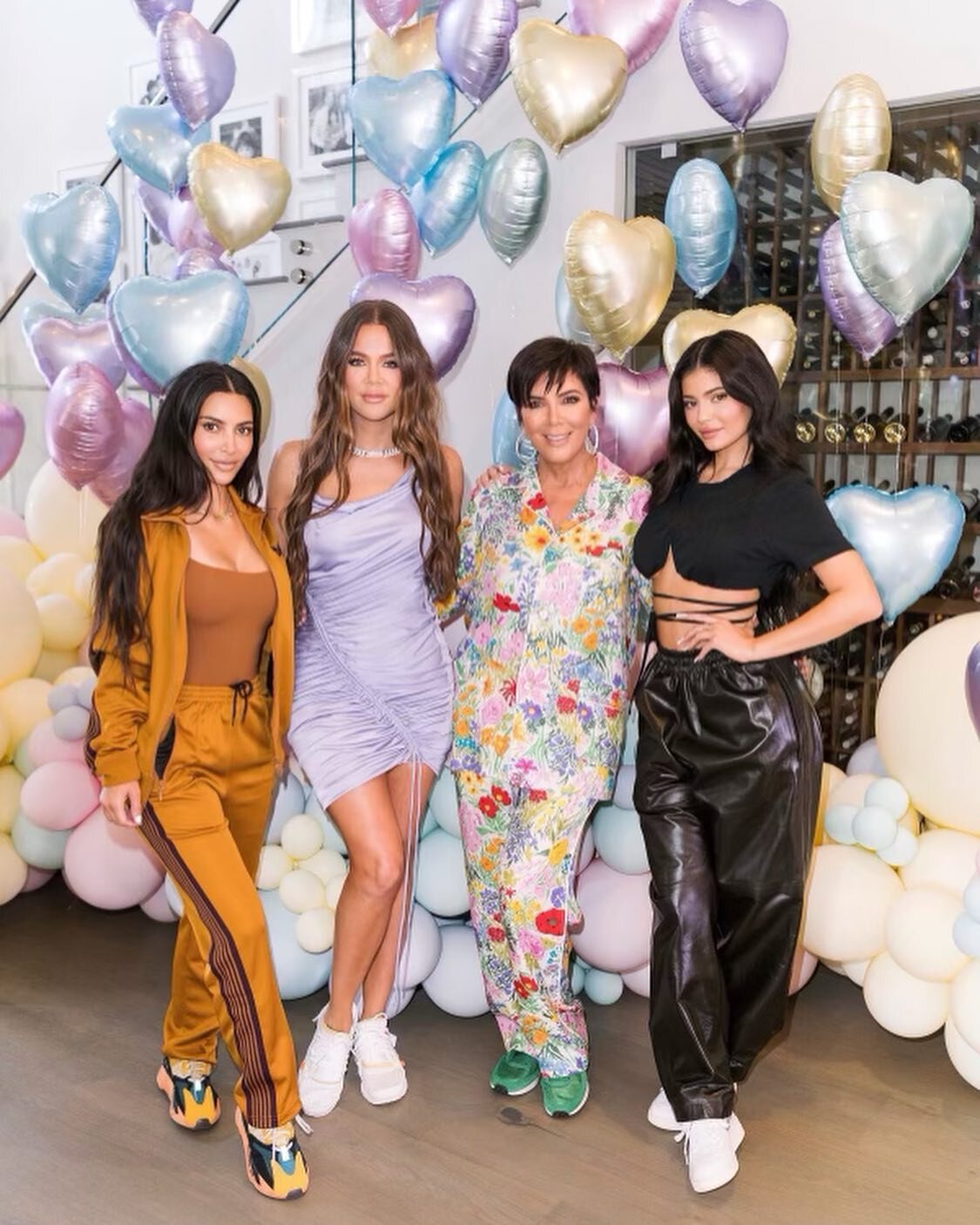 Kim, Khloé, Kris y Kylie, sentadas en el banquillo de las acusadas | Foto: Instagram