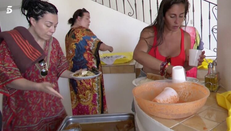 Ainhoa Cantalapiedra y Anabel Pantoja en 'Supervivientes' / Foto: Telecinco.es