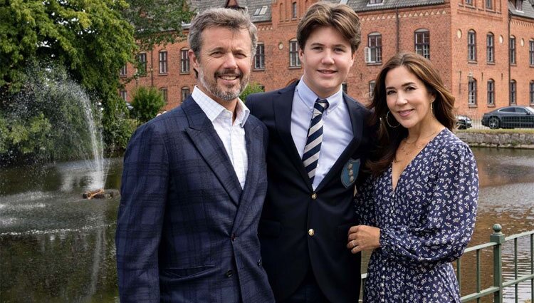 Federico y Mary de Dinamarca con su hijo Christian en Herlufsholm