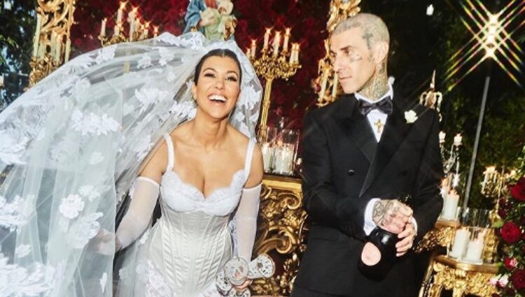 Kourtney Kardashian y Travis Barker en su tercera boda