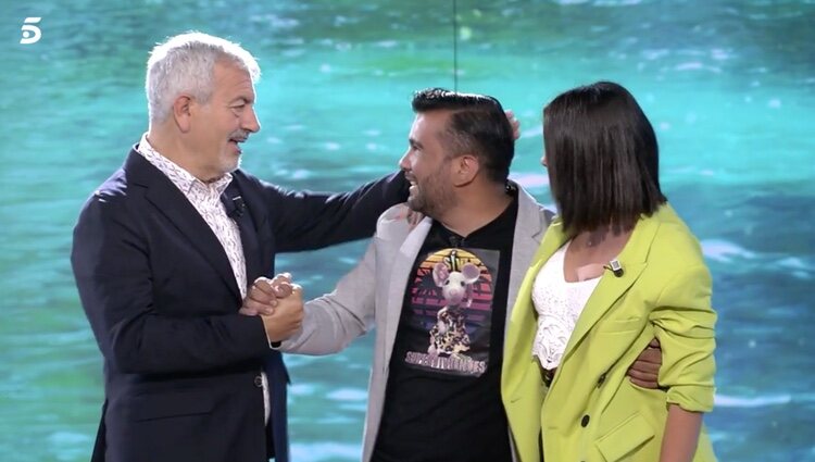 Lola, Carlos Sobera y Luciano en el plató de 'Supervivientes' / Foto: Telecinco.es