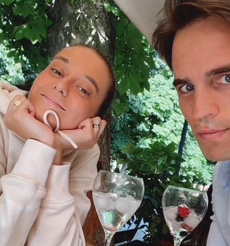 Victoria Federica y Gonzalo Caballero tomando una copa juntos