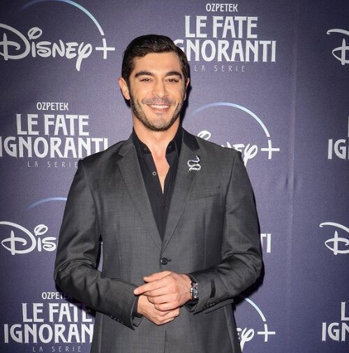 Burak Deniz promocionando su serie de Disney Plus/ Foto: Instagram