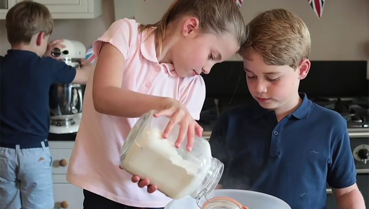 El Príncipe Jorge y la Princesa Carlota preparando cupcakes