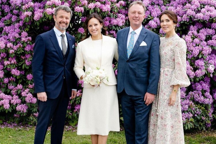 Federico y Mary de Dinamarca con Gustav zu Sayn-Wittgenstein-Berleburg y Carina Axelsson en su boda