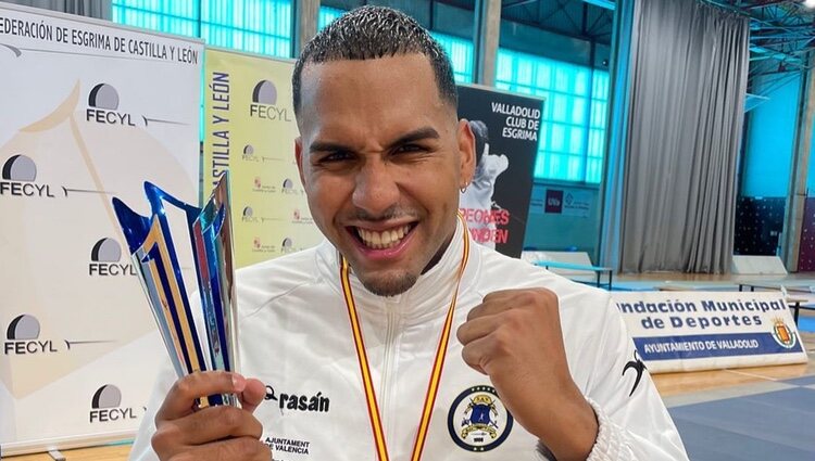 Yulen Pereira posando con un trofeo de esgrima / Foto: Instagram