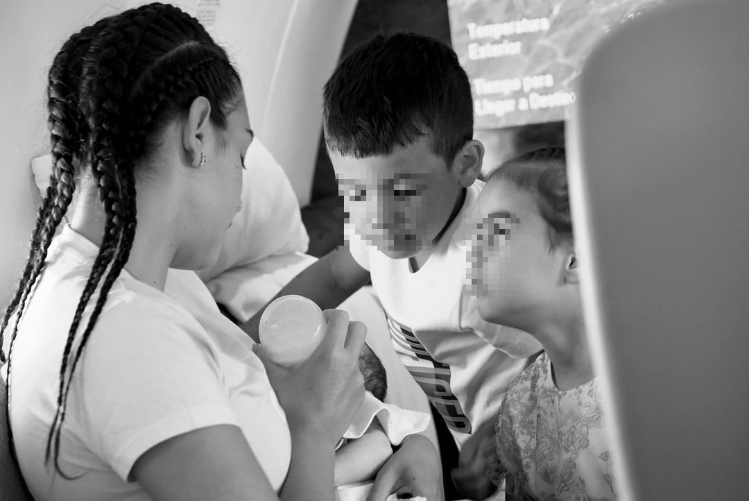 Georgina Rodríguez dando el biberón a Bella Esmeralda ante la atenta mirada de sus hijos/ Foto: Instagram