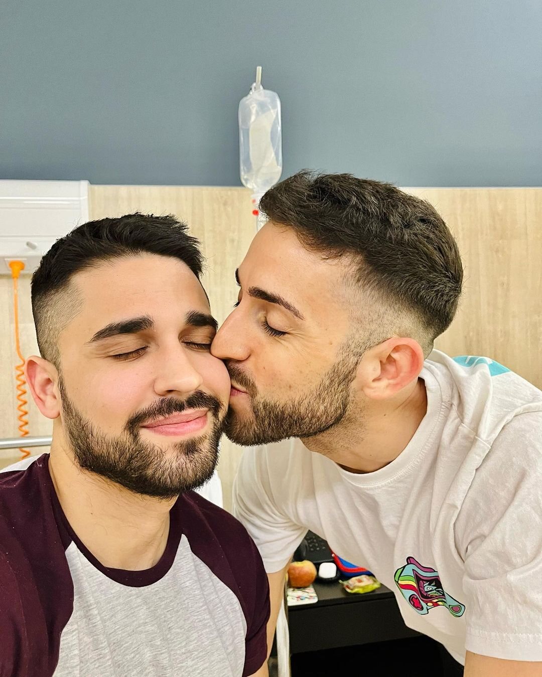 Miguel Frigenti junto a su novio Nua durante su ingreso hospitalario | Foto: Instagram