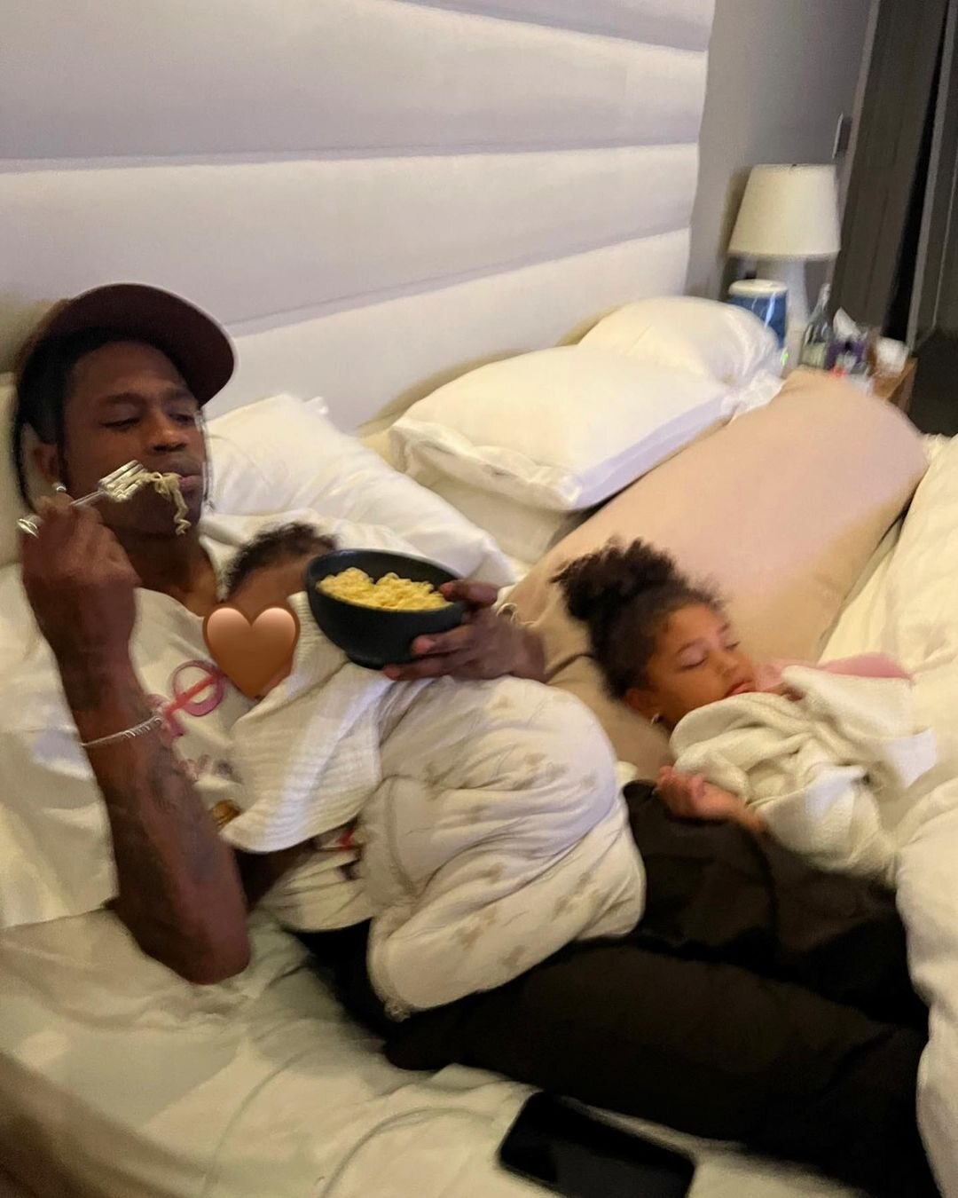 Travis Scott con sus dos hijos | Foto: Instagram