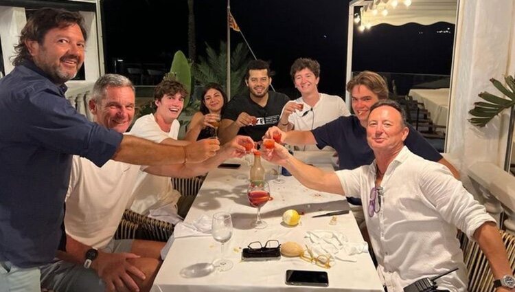 Iñaki Urdangarin y sus hijos Pablo y Miguel de cena con amigos