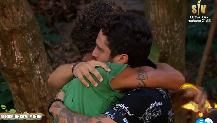 Yago y su tío Nacho Palau se abrazan en 'Suervivientes 2022' | Fuente: telecinco.es