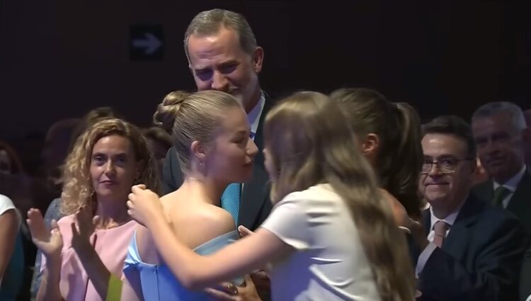 La Infanta Sofía felicita con mucho cariño a la Princesa Leonor tras su discurso