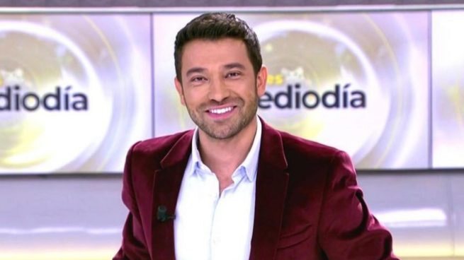 Marc Calderó presentando 'Ya es mediodía'/ Foto: telecinco.es